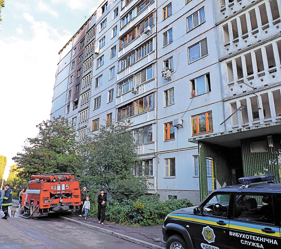 Будинок після пожежі, яка сталася від вибуху в квартирі  п’ятого поверху на вулиці Метробудівників, 32. Фото автора
